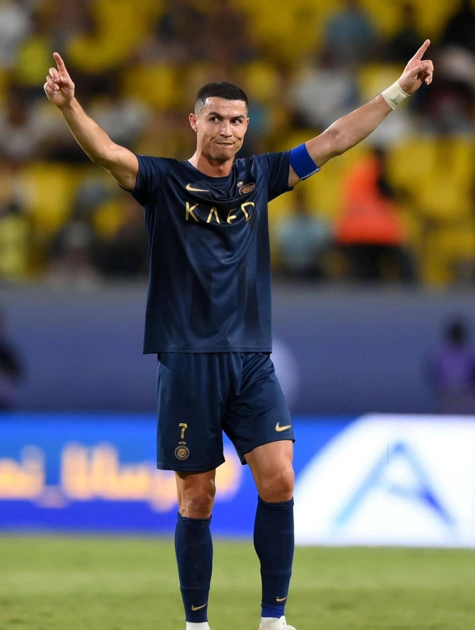 英超榜首再度易主，冠军争夺进入白热化（英超榜首再易主，争冠之战愈演愈烈）