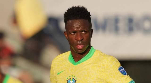 球星突破防线送出助攻（球星强突防线奉献助攻）