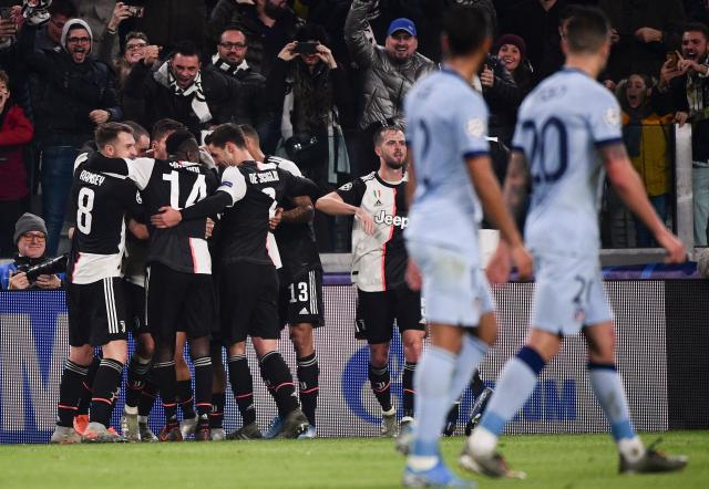 感谢背后的付出，法比奥向国安基地负责洗衣的两位大姐献花（法比奥为国安基地洗衣两位阿姨送花致敬幕后付出）