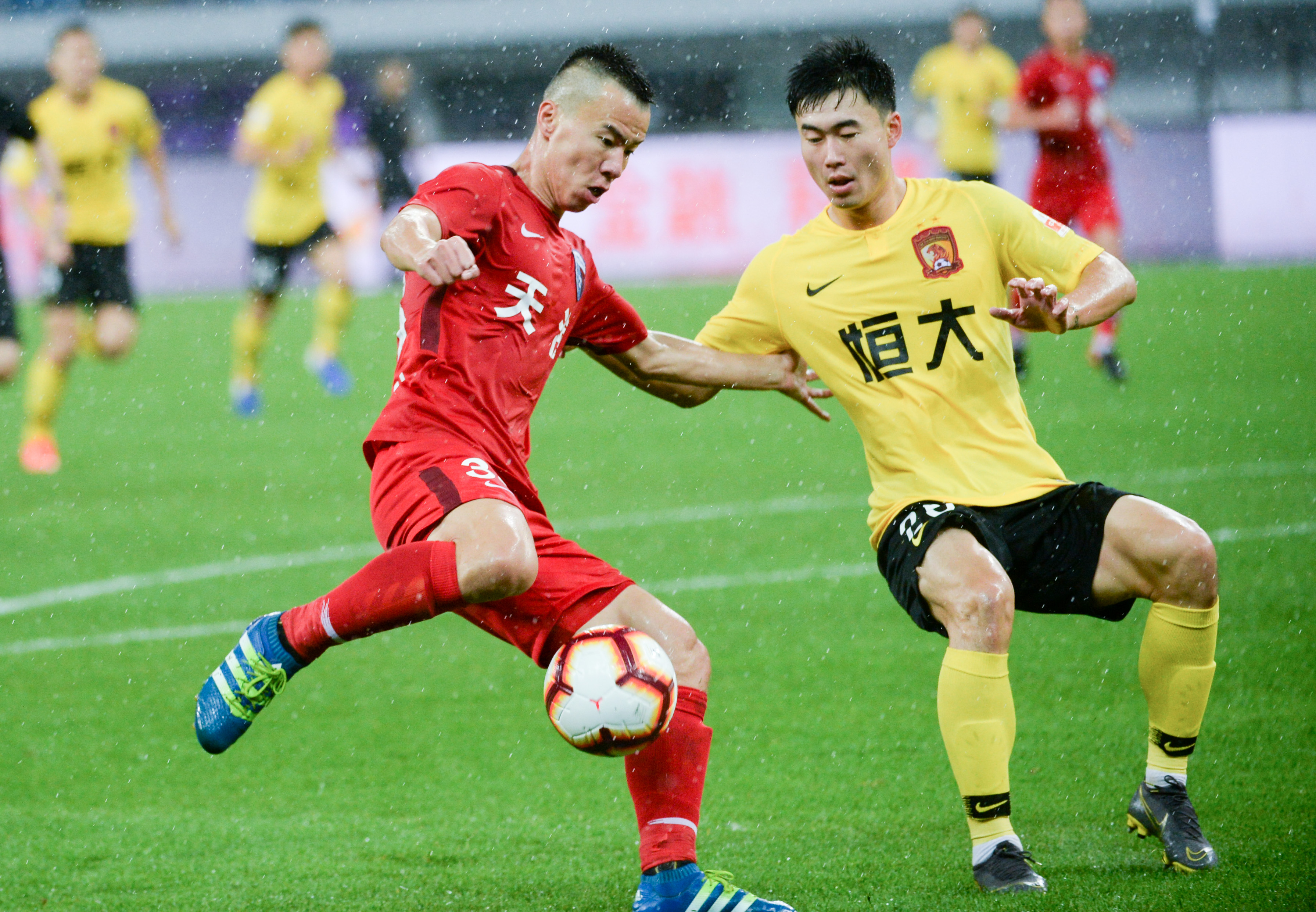 巴斯托尼：我不是只防守的后卫，依然自豪三年内两进欧冠决赛（巴斯托尼：我不止于防守，三年两闯欧冠决赛让我自豪）