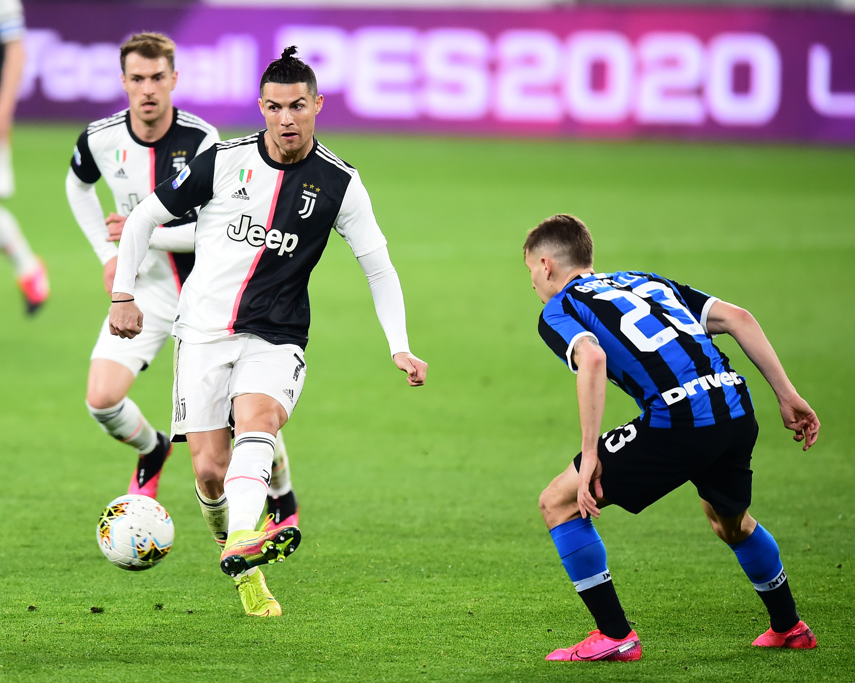 泰州队巴特“苏超”夺冠后缅怀父亲：我还在这条路上努力着（苏超夺冠后，泰州队巴特缅怀父亲：我仍在这条路上奋斗）