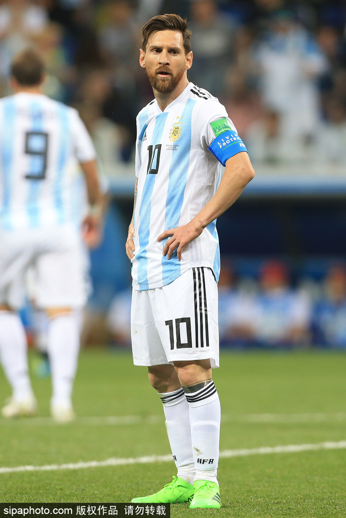 传记作者：莱万年少时常因身材自卑；他与渣叔的关系起初不好（传记作者披露：莱万少年因体型自卑，与渣叔最初关系不佳）