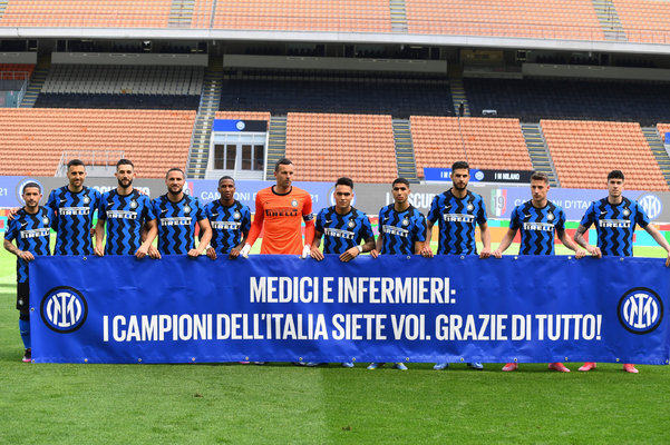 阿贾克斯临时主帅：本菲卡第一球是越位的，这不应该发生（阿贾克斯临时主帅：本菲卡首球越位，不该发生）