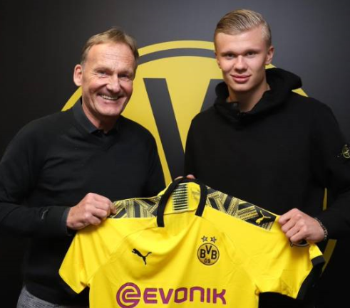 2-1逆转！超级后卫踢疯了，梅开二度导演逆袭，巴萨狂揽4连胜（巴萨2-1翻盘！铁卫双响主导逆袭，豪取四连胜）