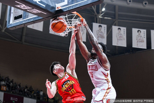 阿斯：贝林在皇马和英格兰同时陷入困境，他难以融入战术体系（阿斯：贝林在皇马与英格兰双线受挫，战术适配成难题）