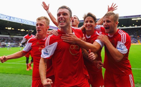 足球报：泰山队确定由韩鹏继续执教；有意更换2名中后场外援（足球报：泰山队确认韩鹏留任主帅，拟更换两名中后场外援）