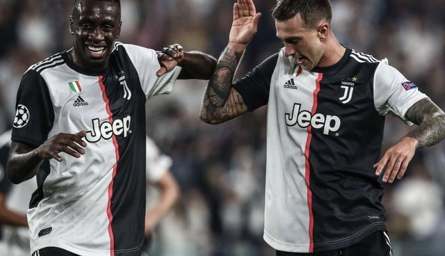 82岁前曼联球星中370万大奖 曾躲过慕尼黑空难（82岁前曼联名宿喜中370万大奖，曾在慕尼黑空难中幸存）