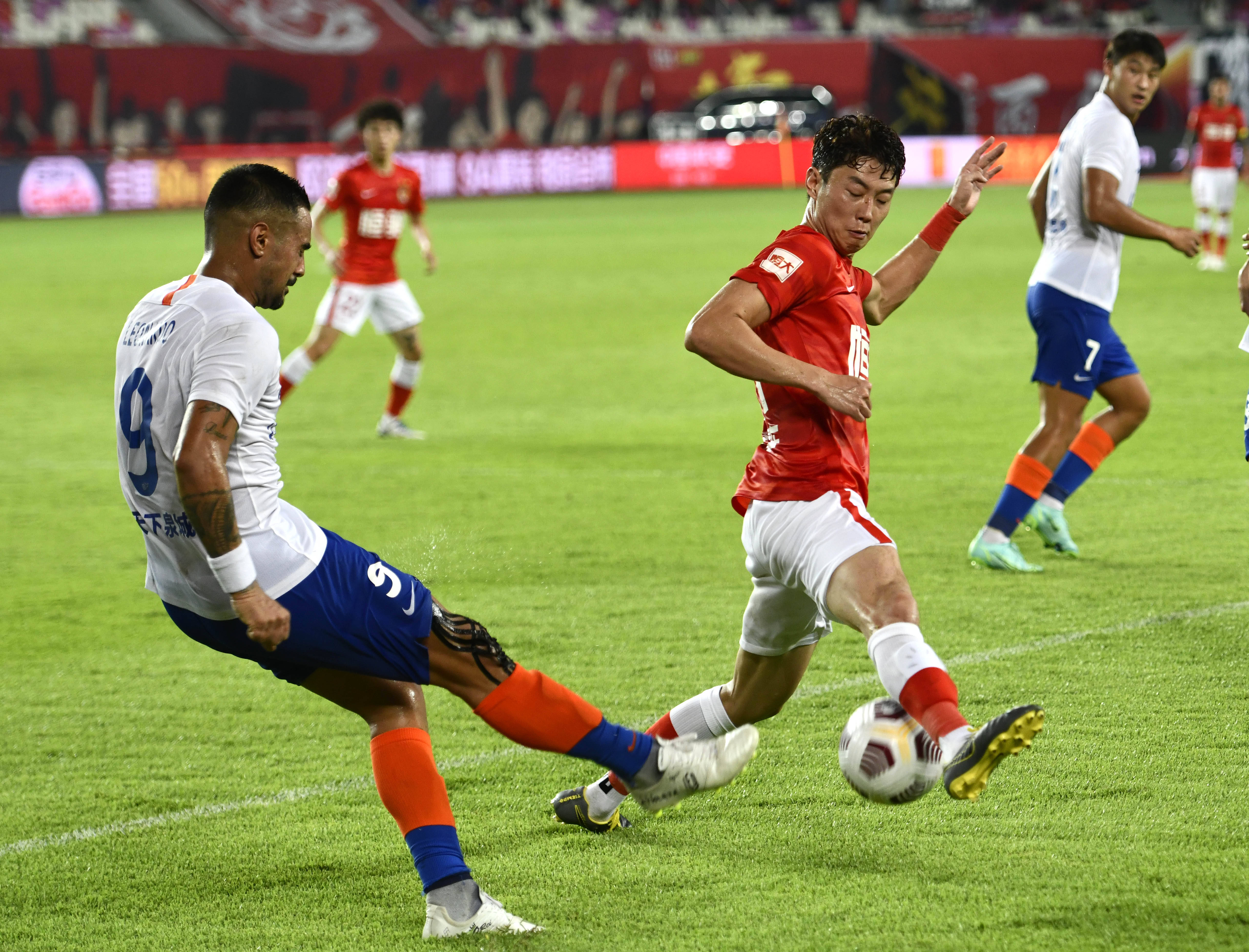 卡拉格：维尔茨倒地够不上点球，但国米球员拉拽球衣留下把柄（卡拉格称维尔茨倒地难判点，国米球员拽衣留下把柄）