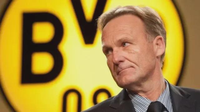 传统环节，利物浦全队戴圣诞帽在训练场拍大合照（利物浦延续传统 全队戴圣诞帽训练场大合影）